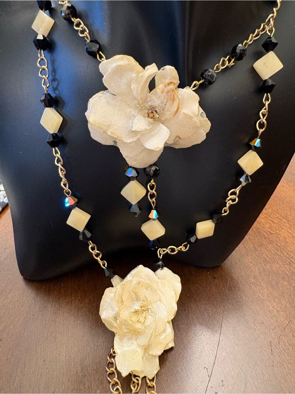 Beautiful jade and crystals with preserved real gardenia flowers jewelry set